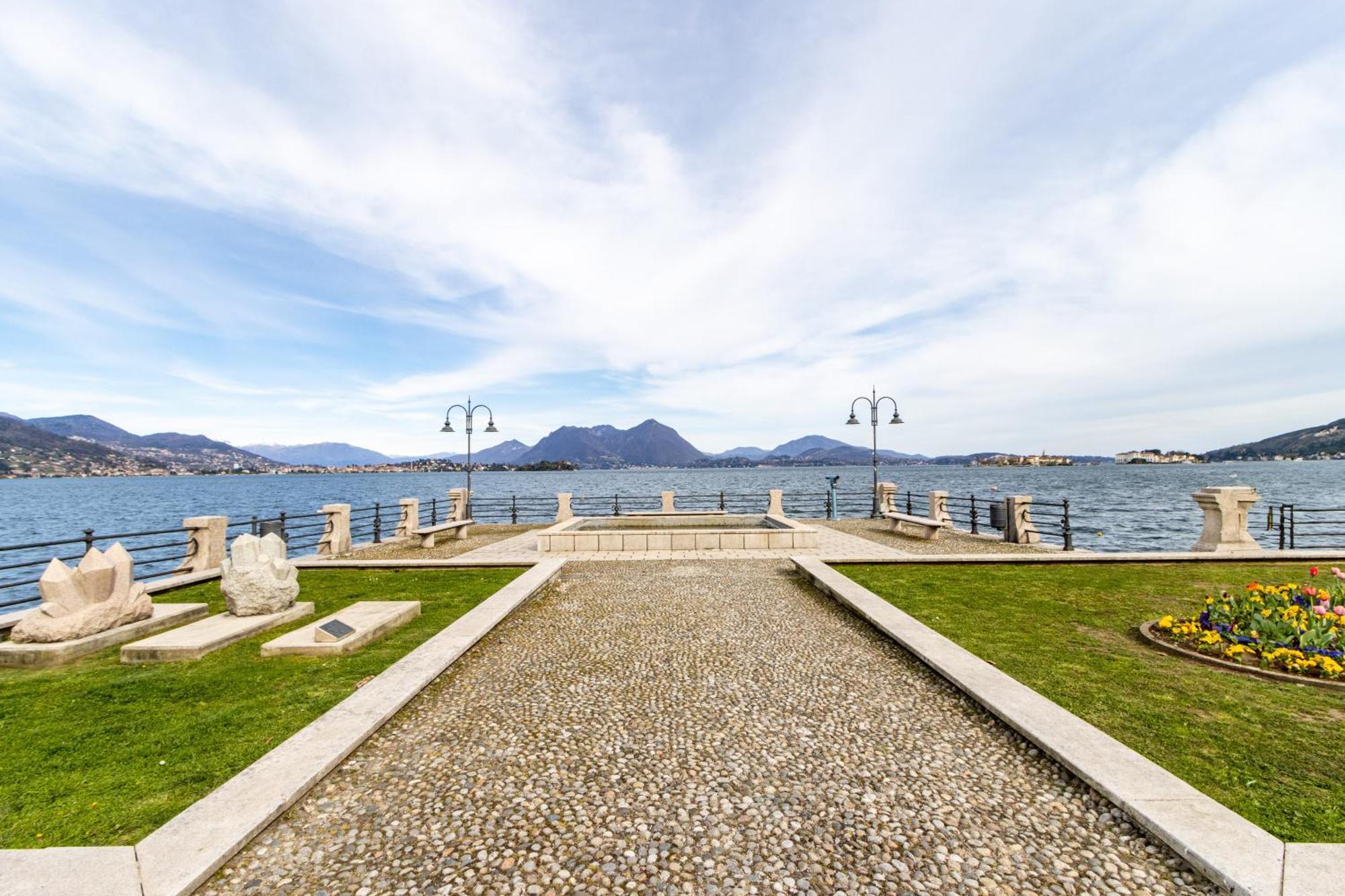 Golden Lake - Luxury Apartment ☆☆☆☆☆ - 100M From The Lake Baveno Kültér fotó