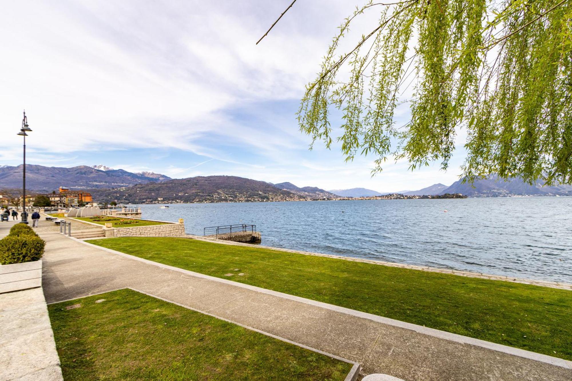 Golden Lake - Luxury Apartment ☆☆☆☆☆ - 100M From The Lake Baveno Kültér fotó